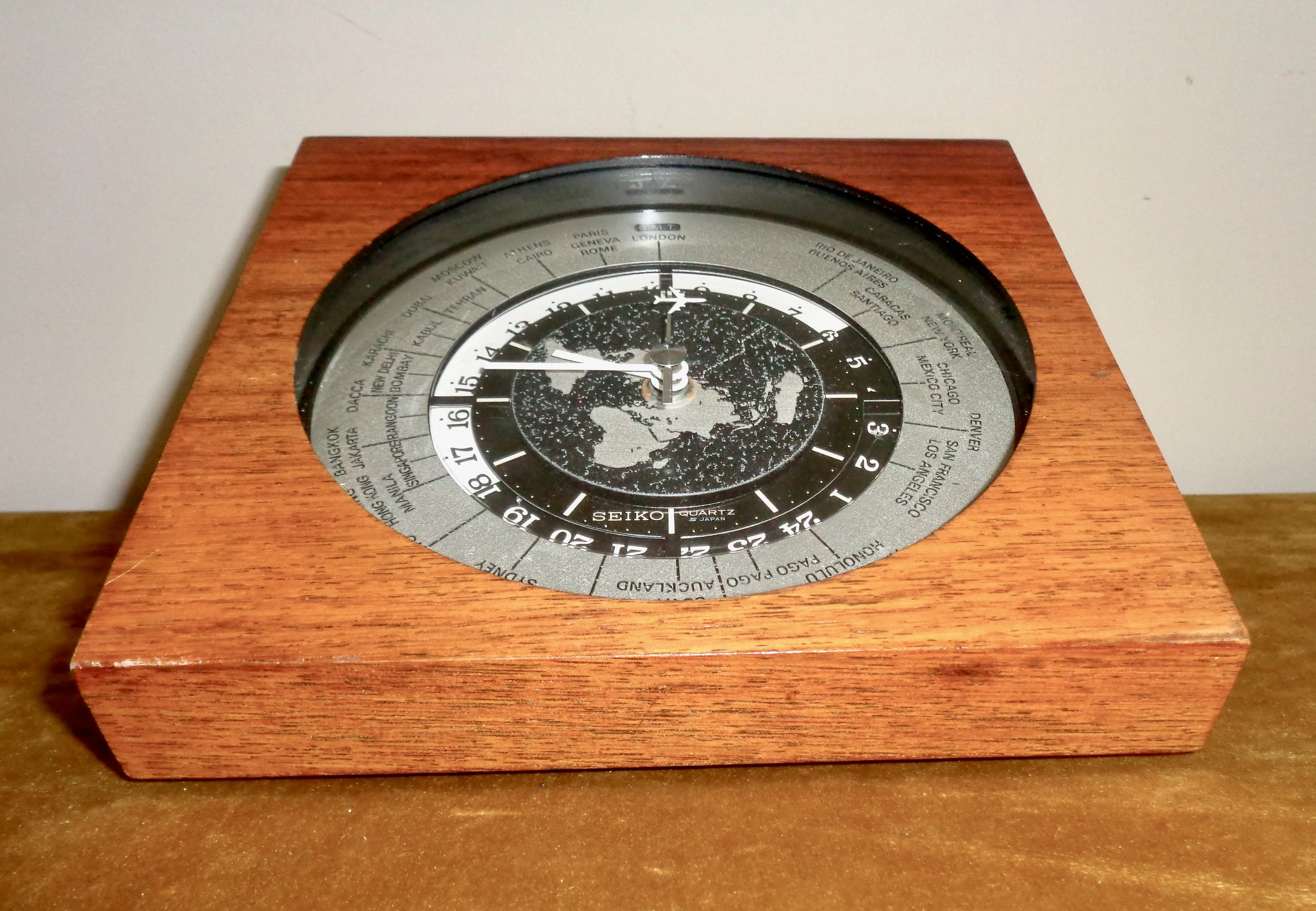 1970s Seiko Quartz World Time Desk Clock QZ877B In Wood Surround