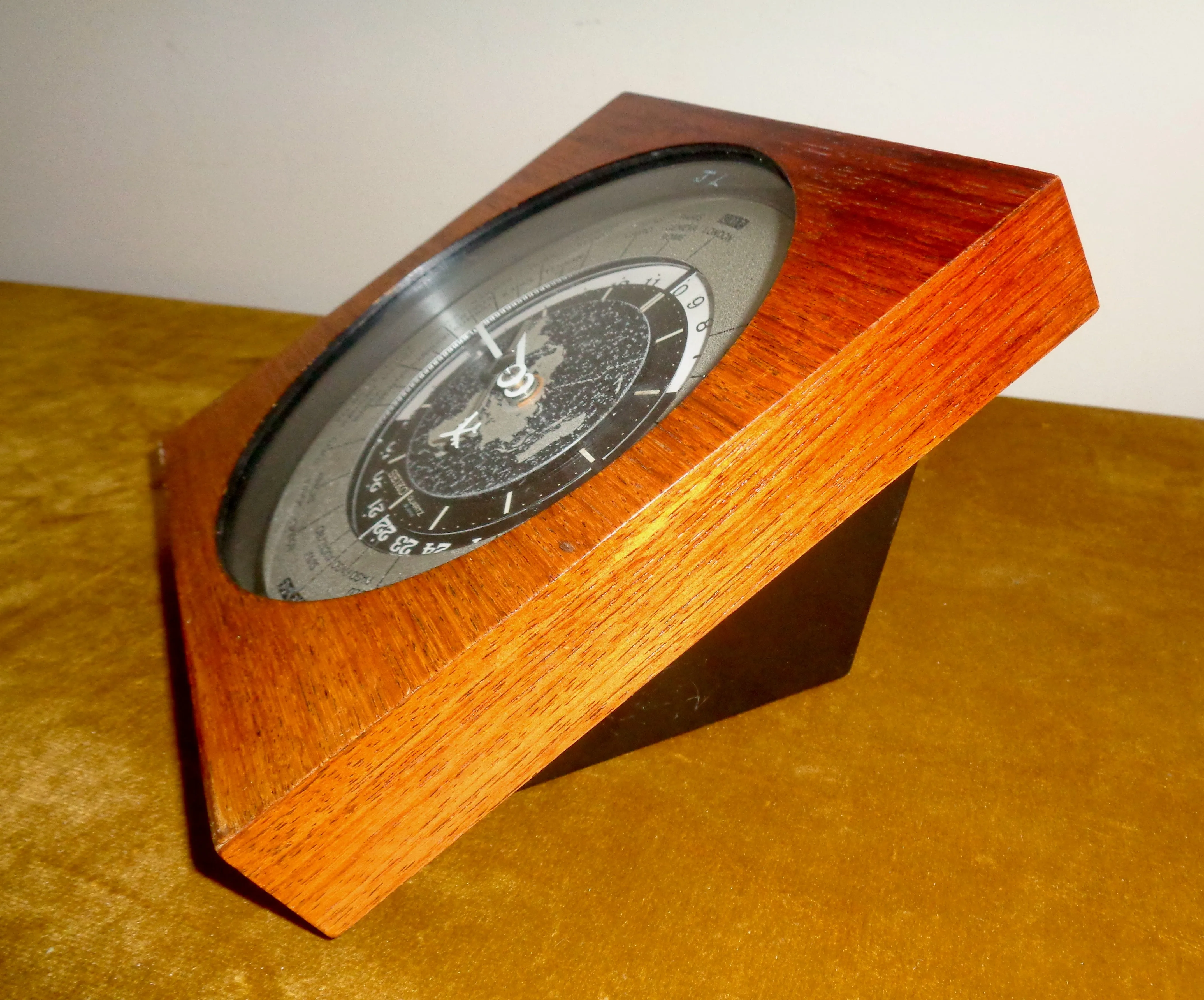 1970s Seiko Quartz World Time Desk Clock QZ877B In Wood Surround