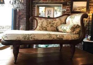 Classic Mahogany Chaise Lounge with Regency Style